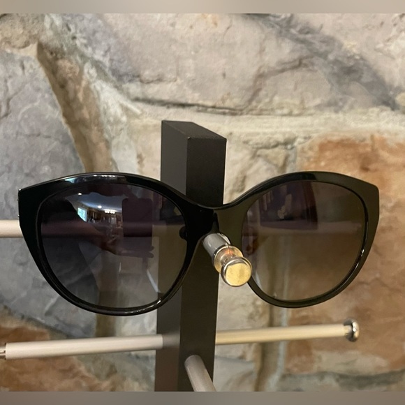 Authentic Burberry sunglasses - Picture 1 of 8
